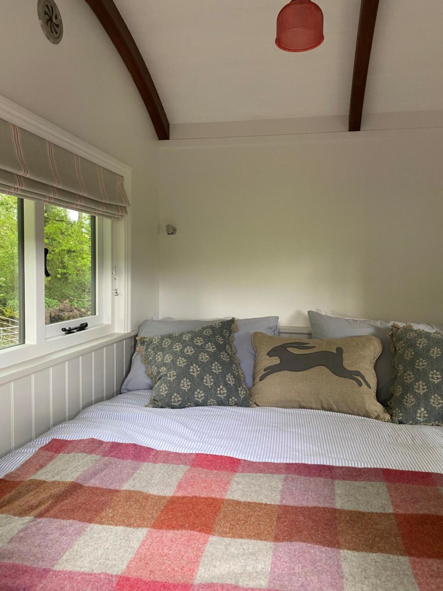 Coachroad Shepherds Huts เพทเวิร์ธ ภายนอก รูปภาพ
